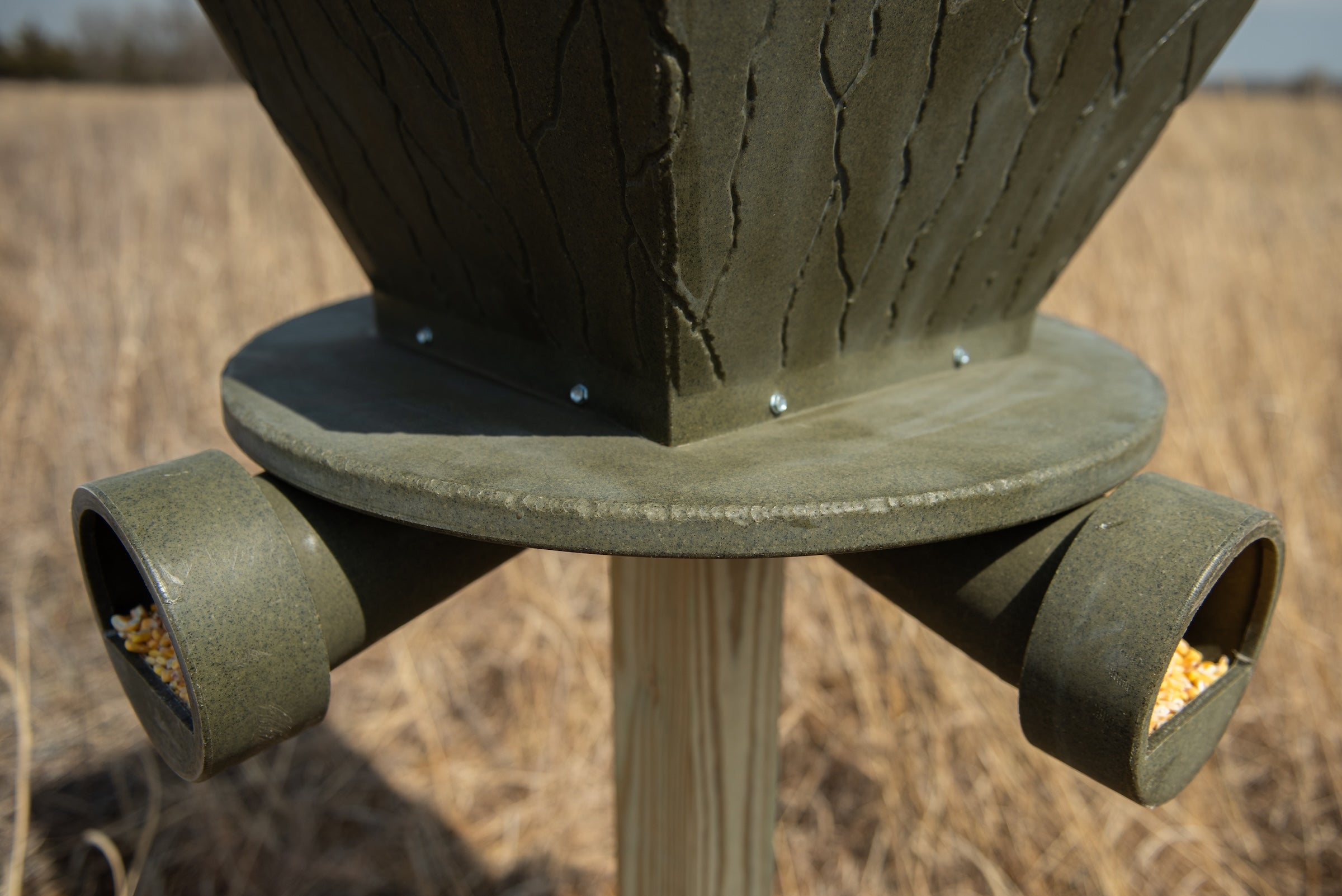 Why Gravity Feeders Work Best in Summer Heat